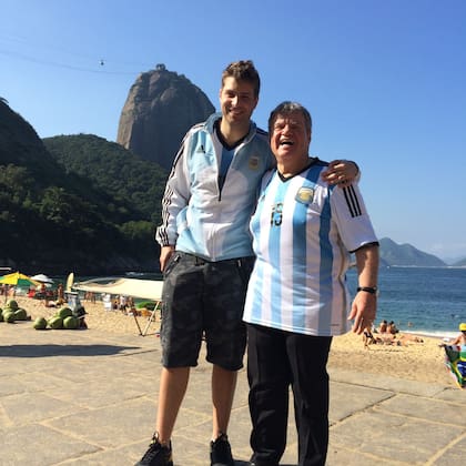 Juan y Jorge Cyterszpiler, en Brasil: la camiseta de la Selección, siempre presente