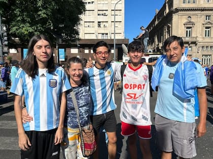 Juan y Marcela Larrea de Santa Fe no dudaron en viajar a Buenos Aires para disfrutar con sus hijos los festejos en el Obelisco