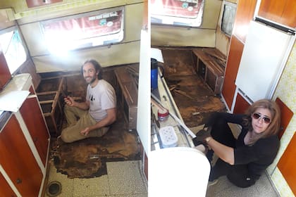 Juan y Paola en plena restauración del vehículo.