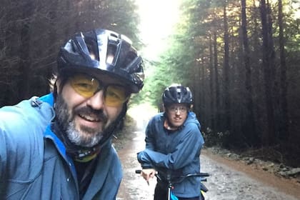 Juan y Santiago Zemborain cruzaron la Cordillera de los Andes en la misma bicicleta.
