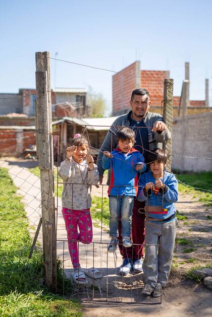 Juan y su familia se baña con agua del pozo. "Por eso, acá todos tienen forúnculos en la piel", cuenta.