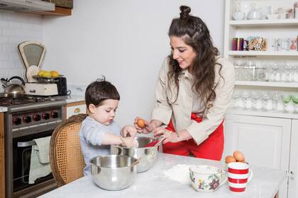 “Toro todavía toma teta y por el momento no la pienso cortar. Con mi amiga Vicky –que conocí haciendo el curso para embarazadas– creamos Mammaminas, un blog de maternidad que rompe con los tabúes y mitos, y en el que compartimos nuestras experiencias”, dice mientras cocinan juntos.