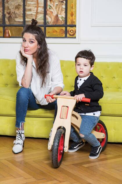 “Si bien los primeros meses me asusté por este cimbronazo de emociones, todo fue como lo imaginé. Y claramente me cambiaron las prioridades, siempre pensás que no te tiene que pasar nada por tu hijo, y sobre todo en este caso, porque Toro no tiene papá”, afirma Juana