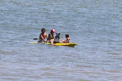 Junto a su novio, sus hijos y su perro, la conductora disfrutó de un paseo de más de dos horas en una tabla de paddle surf