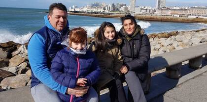 Juana, acompañada por sus padres y su hermana mayor