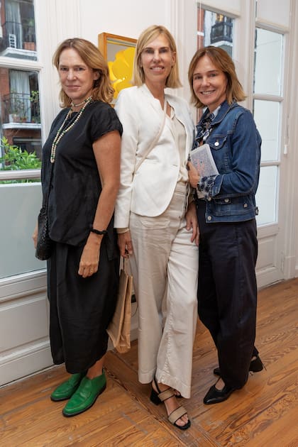 Juana, Alejandra (que expuso enormes flores de colores) y Greta Hoeffner