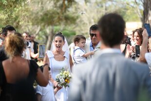 Juana caminó hacia el altar con la canción “Just The Two Of Us”. Al final de un camino de alfombras persas y flores silvestres, la esperaba su marido, Sebastián.