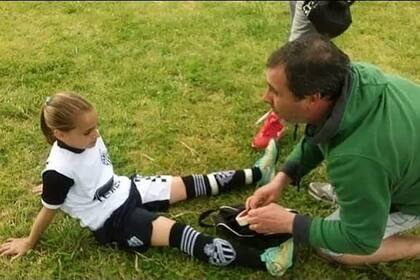 Juana Cángaro junto a su padre, Ramiro, quien la respaldó e incentivó a progresar en el fútbol porque veía sus virtudes y su felicidad