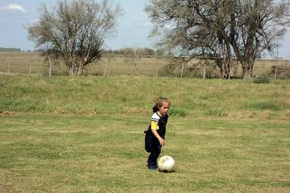 Juana Cángaro y la pelota, una pasión que viene desde muy pequeña