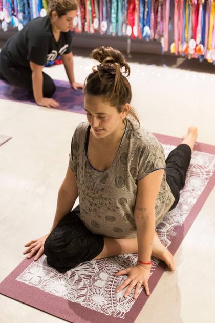 Juana de Arco convoca a clases online gratuitas de yoga, meditación para niños y pound fit