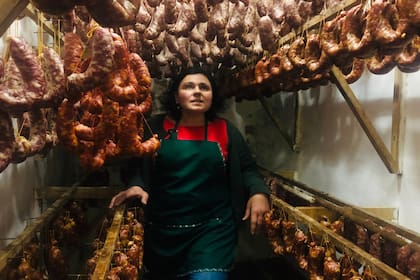 Juana Eschazarreta, responsable de Estancias Integradas, en la sala de maduración de los embutidos