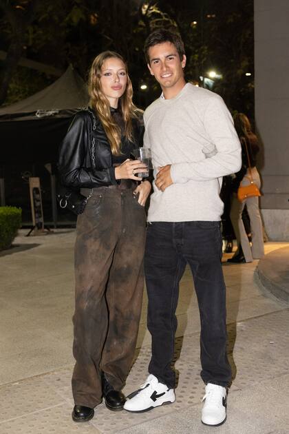 Juana González Victorica y Poroto Cambiaso, que son muy buenos amigos, acompañaron a sus respectivas madres en una noche tan especial para ellas.