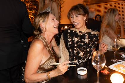 Juana Hoeffner y la interiorista Danu Galito (decoró la casa de Juliana Awada y Mauricio Macri en Cumelén), íntimas amigas, compartieron sushi en el patio a cielo abierto de Isabel.