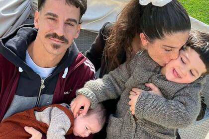 Juana junto a su esposo, Sebastián Graviotto, y sus hijos, Toribio y Belisario