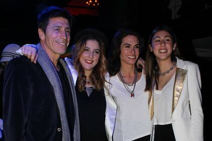 Juana Repetto junto con su padre Nico Repetto y Florencia Raggi y su hermana Renata