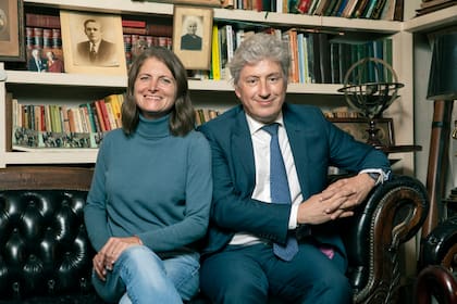 Juana Libedinsky y Conrado Tenaglia, mayo de 2024, en la casa de Buenos Aires donde ella creció
