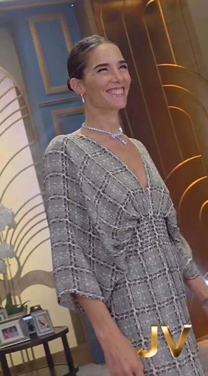 Juana lució dos anillos, un collar, una pulsera y aros con diamantes que combinaron a la perfección con el resto de su atuendo