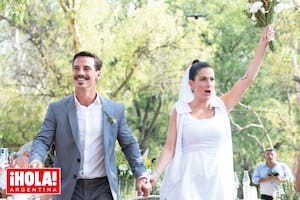 Juana lució un diseño de César Juricich: un vestido corto con mucho vuelo de fibrana de seda doble, con moños en los hombros, un cinturón que se abrochaba en la espalda con un detalle de pedrería y un velo de dos metros de largo. Sebastián, en tanto, lució traje y camisa de Ay Not Dead.