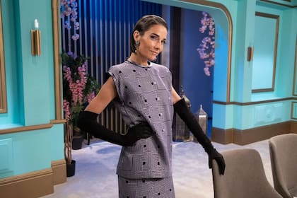 Juana lució un tapado oversize y un vestido en tonos lilas