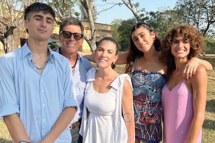 Juana posa con su hermano Francisco, papá Nico, su hermana Renata y Florencia Raggi.
