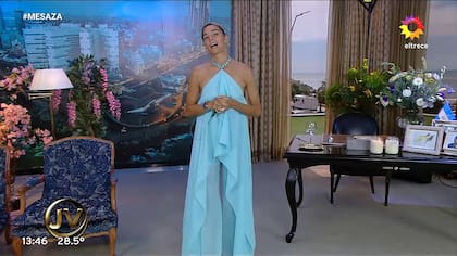 Juana presentó su conjunto diseñado por Gino Bogani para el segundo programa emitido desde Mar del Plata