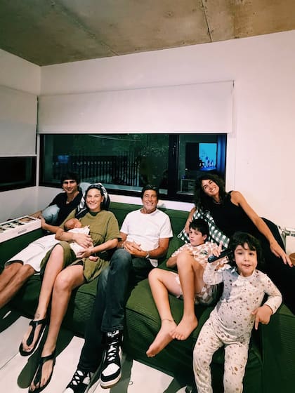 Juana Repetto junto a su padre, Florencia Raggi y sus hijos (Foto: Instagram/@juanarepettook)