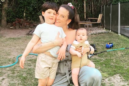 Juana Repetto junto a sus dos hijos, Toribio y Belisario (Foto Instagram @juanarepettook)