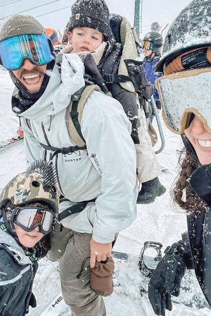 Juana Repetto y Sebastián Graviotto con Toribio y Belisario en la montaña, listos para esquiar.