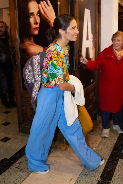 Juana sale sonriente del teatro después de la función de prensa e invitados especiales.