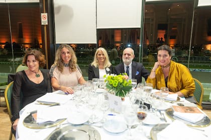Juana Santillán Braun, Milagros Resta, Evelyn Scheidl, Laurencio Adot e Inés Berton disfrutaron del menú preparado por Myette que se acompañó con vinos y espumante Luigi Bosca.