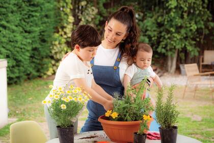 Juana se dedica ciento por ciento a la crianza de sus hijos. “Siempre
se puede mejorar como madre, pero entiendo que los ideales no existen. Exigirme tanto me hace sentir frustrada y no está bueno, lo ideal es encontrar un equilibrio”, cuenta.