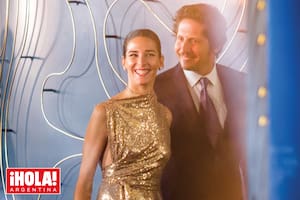 Juana, sonriente, llegó de la mano de su amor desde fines de 2019, Agustín Goldenhorn, con quien va a casarse antes de fin de año.