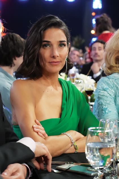 Juana sumó aros con lluvia de brillantes redondos y de navette y una pera de ocho quilates de esmeralda de Claudia Stad. También una pulsera art déco de platino con brillantes y anillo de esmeraldas.