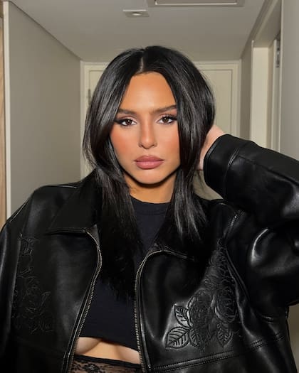 Juana Tinelli se animó a un cambio de look; abandonó el color castaño y se tiñó de negro (Foto: Instagram @matias2santosu)
