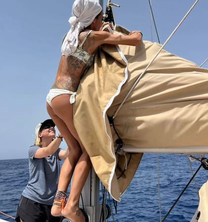 Juana Viale a bordo de una embarcación ecológica por el Océano Atlántico