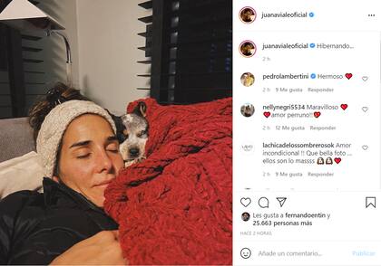 Juana Viale compartió en Instagram una foto desde la cama junto a su mascota