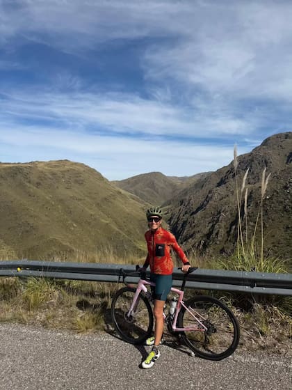 Juana Viale compartió las mejores postales de su experiencia en bicicleta por Nogolí (Foto: Instagram @juanavialeoficial)