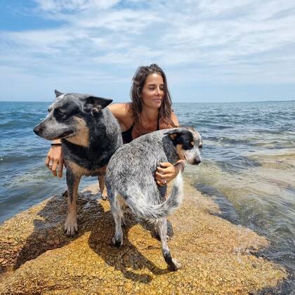Juana Viale con sus mascotas aprovechando del mar este verano (Foto: Instagram @juanavialeoficial)