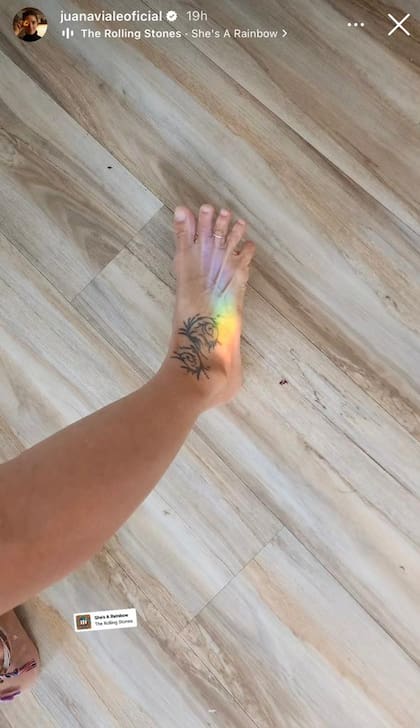 Juana Viale dejó su tatuaje y se sorprendió con una extraña luz que le iluminó el pie
