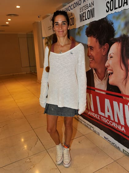 Juana Viale disfrutó de la nueva puesta en teatro de Made in Lanús; a pesar de que posó sola para las cámaras e intentó no ser retratada junto al arquitecto, de quien se separó hace un año, fue inevitable que las miradas y los flashes se posaran en ellos