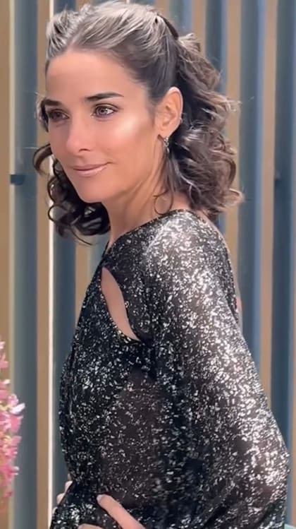 Juana Viale enseñó el vestido de crepe georgette que Gino Bogani diseñó apra esta ocasión