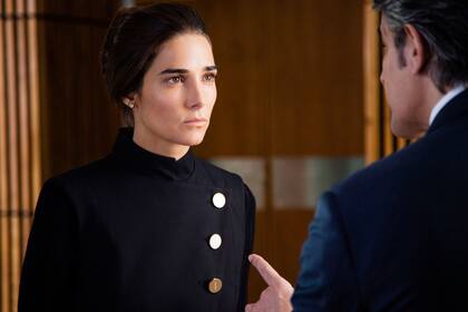 Juana Viale es Edha, una famosa diseñadora que no se mete en las profundidades del negocio textil