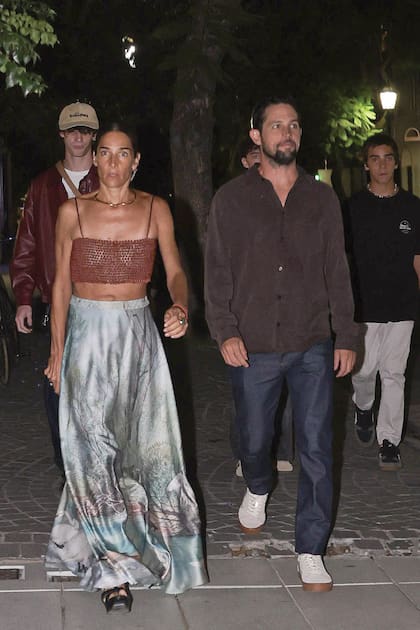 Juana Viale impactó con un crop top tejido y maxifada. Llegó acompañada por su novio, el regatista y ambientalista Yago Lange, y sus hijos Silvestre y Alí Valenzuela