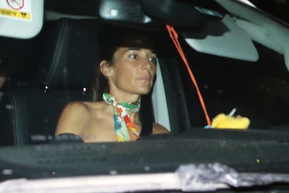 Juana Viale llegó en su camioneta y entró por el garaje para evitar las cámaras. Regresó de su escapada romántica con Yago Lange a Lanzarote, Canarias, para el cumpleaños de su abuela y, al igual que ella, el viernes por la tarde grabó su programa, "Almorzando con Juana".