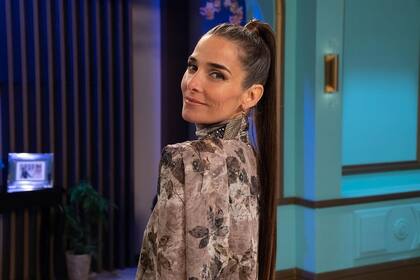 Juana Viale lució un atuendo otoñal y reveló el truco que usó para parecer de menos edad