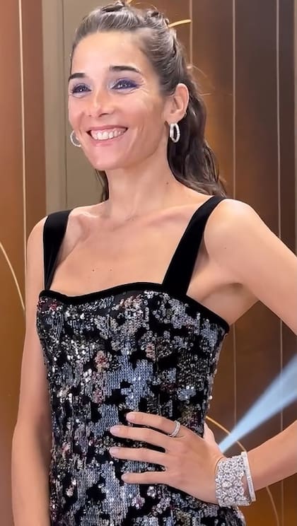 Juana Viale lució un vestido de paillette de color sobre fondo negro