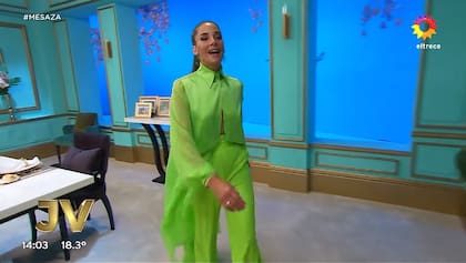 Juana Viale mostrando la escenografía