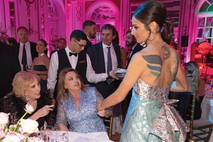 Juana Viale visitó la mesa de su abuela, Mirtha, y saludó a la empresaria Claudia Álvarez Argüelles