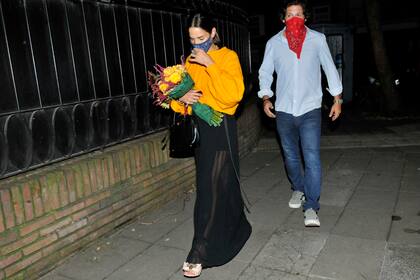 Juana Viale y su novio, Agustín Goldenhorn, en su llegada al íntimo festejo de cumpleaños de su abuela, Mirtha Legrand