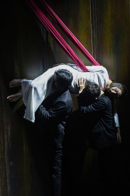 Juana Viale y uno de sus personajes en Juana, en el Teatro Regio